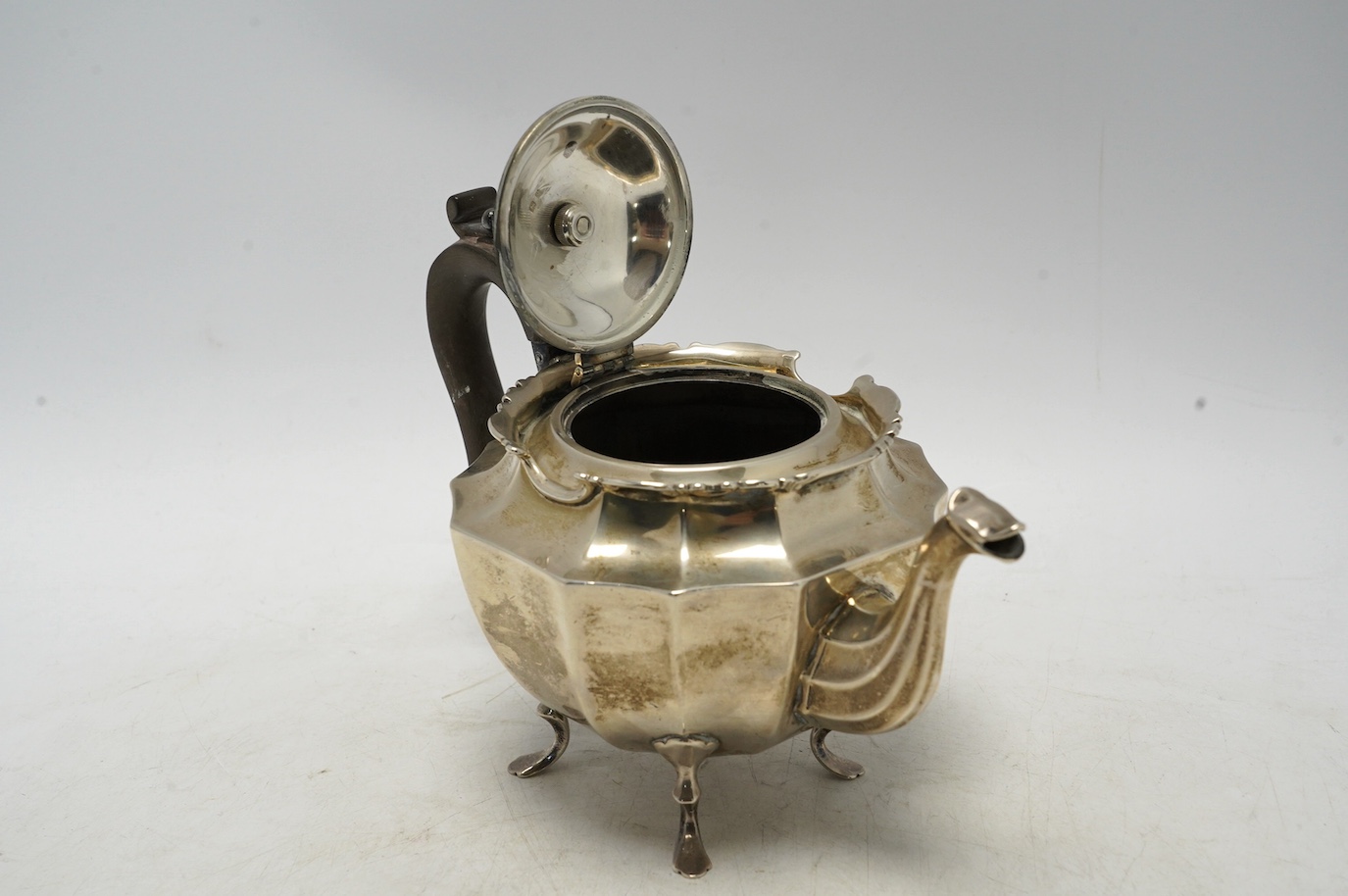 An Edwardian silver bachelor's teapot, Barker Brothers, Birmingham, 1906, gross weight 11.2oz. Condition - fair